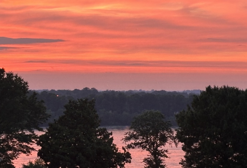 717 RIVERSIDE DR, Memphis, Tennessee 38103, 3 Bedrooms Bedrooms, 6 Rooms Rooms,3 BathroomsBathrooms,Residential,For Sale,RIVERSIDE,10193512