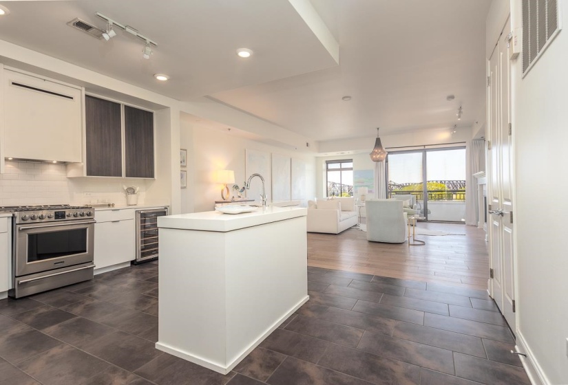 The 05 and 06 units are known as the most open of all of the floor plans. The 06 units sightlines are parallel to the flowing Mississippi.