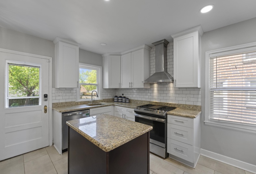 3539 CHARLESWOOD AVE, Memphis, Tennessee 38122, 3 Bedrooms Bedrooms, 7 Rooms Rooms,2 BathroomsBathrooms,Residential,For Sale,CHARLESWOOD,10193909