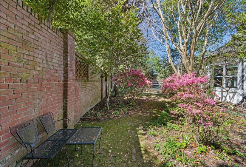 155 ROSE RD, Memphis, Tennessee 38117, 4 Bedrooms Bedrooms, 10 Rooms Rooms,3 BathroomsBathrooms,Residential,For Sale,ROSE,10193950