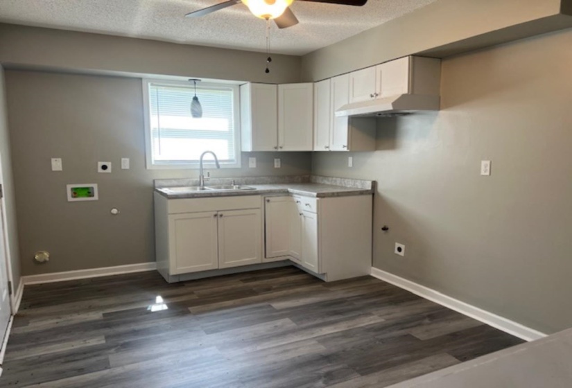 Kitchen with a ceiling fan, white cabinetry, a textured ceiling, dark wood-style flooring, and under cabinet range hood