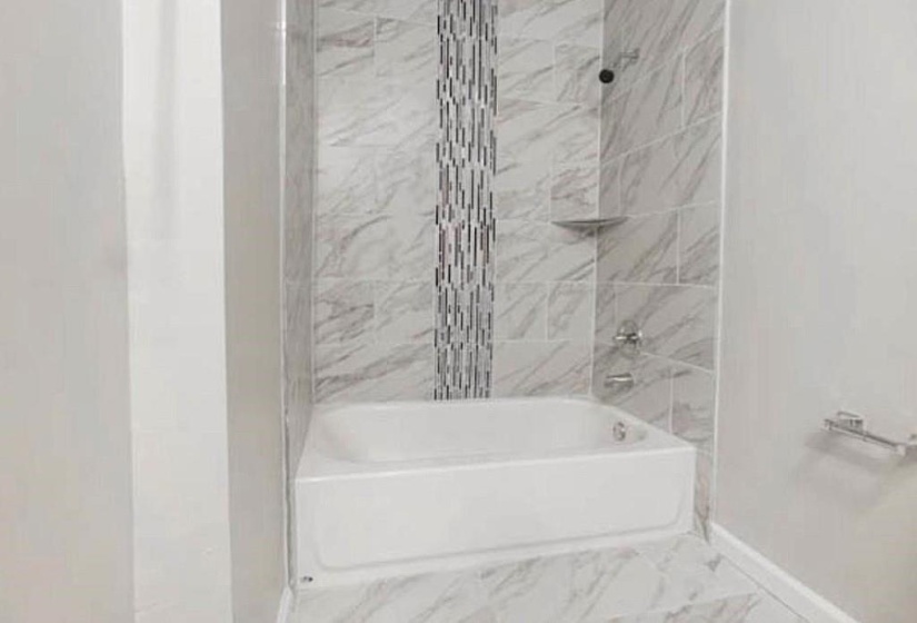 Bathroom with tiled shower / bath