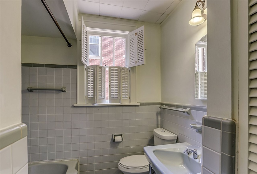 2232 WASHINGTON AVE, Memphis, Tennessee 38104, 2 Bedrooms Bedrooms, 6 Rooms Rooms,2 BathroomsBathrooms,Rental Properties,For Sale,WASHINGTON,10194967