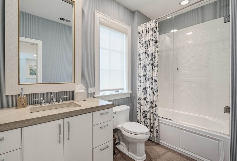 551 MAGNOLIA MOUND DR, Memphis, Tennessee 38103, 4 Bedrooms Bedrooms, 10 Rooms Rooms,5.1 BathroomsBathrooms,Residential,For Sale,MAGNOLIA MOUND,10195111