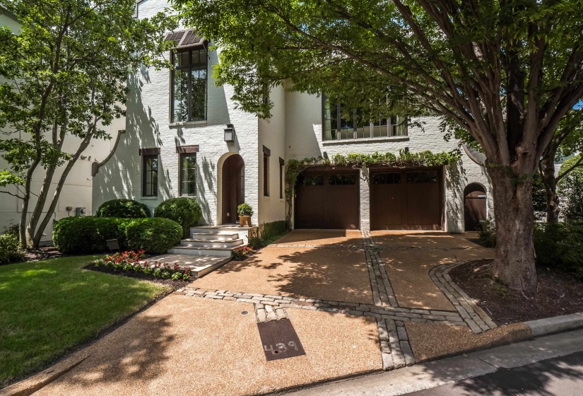 551 MAGNOLIA MOUND DR, Memphis, Tennessee 38103, 4 Bedrooms Bedrooms, 10 Rooms Rooms,5.1 BathroomsBathrooms,Residential,For Sale,MAGNOLIA MOUND,10195111