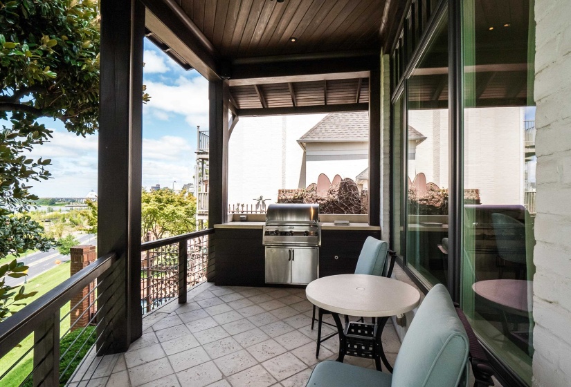 551 MAGNOLIA MOUND DR, Memphis, Tennessee 38103, 4 Bedrooms Bedrooms, 10 Rooms Rooms,5.1 BathroomsBathrooms,Residential,For Sale,MAGNOLIA MOUND,10195111