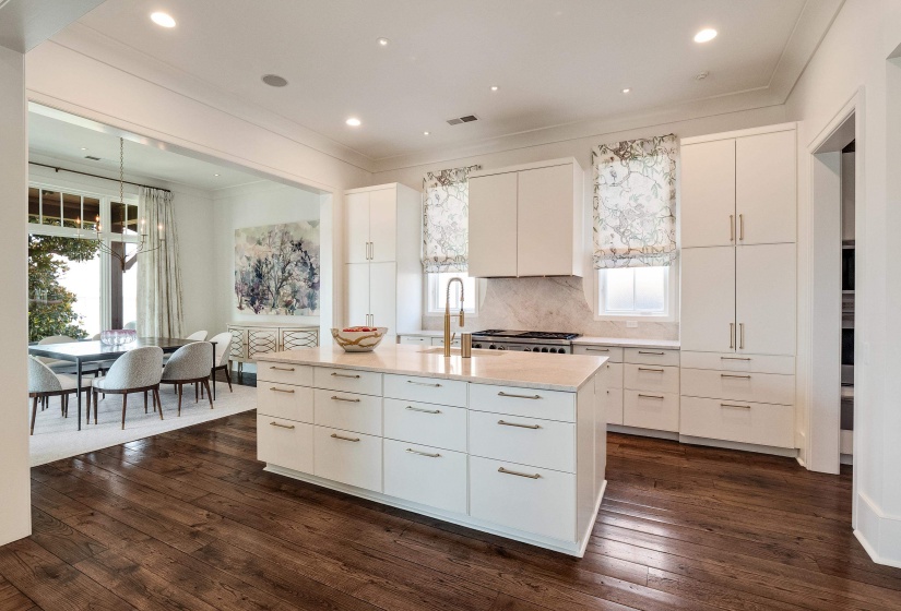 551 MAGNOLIA MOUND DR, Memphis, Tennessee 38103, 4 Bedrooms Bedrooms, 10 Rooms Rooms,5.1 BathroomsBathrooms,Residential,For Sale,MAGNOLIA MOUND,10195111
