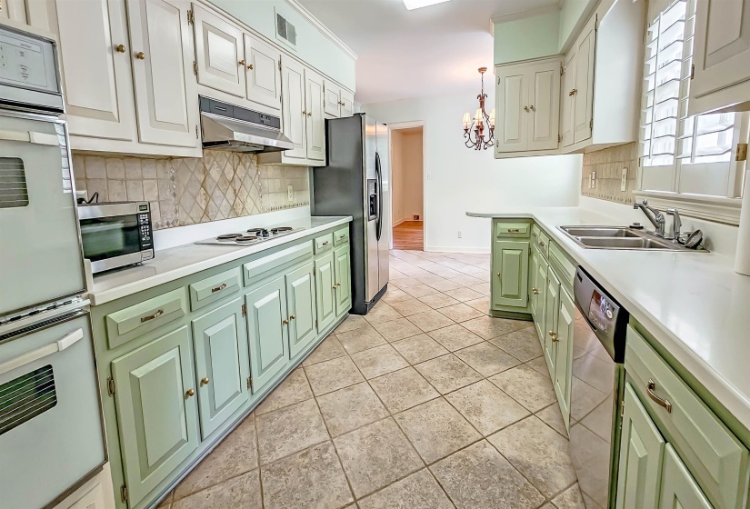 154 PERKINS EXT, Memphis, Tennessee 38117, 4 Bedrooms Bedrooms, 11 Rooms Rooms,3.1 BathroomsBathrooms,Residential,For Sale,PERKINS,10195190
