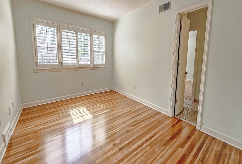 Shares Jack-N-Jill Bath w/Bedroom 4