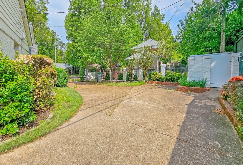154 PERKINS EXT, Memphis, Tennessee 38117, 4 Bedrooms Bedrooms, 11 Rooms Rooms,3.1 BathroomsBathrooms,Residential,For Sale,PERKINS,10195190