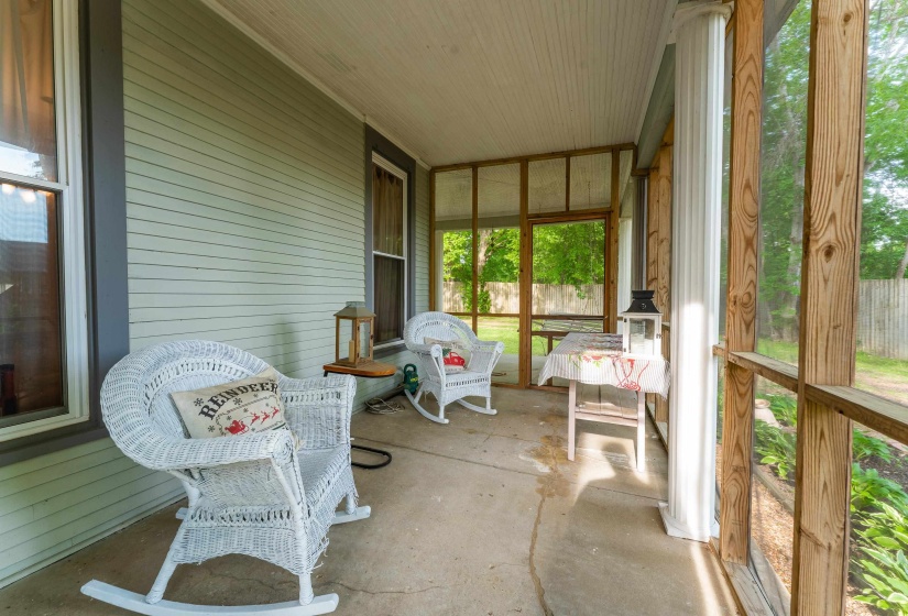 171 WHITE ST, Savannah, Tennessee 38372, 4 Bedrooms Bedrooms, 10 Rooms Rooms,3 BathroomsBathrooms,Residential,For Sale,WHITE,10195539