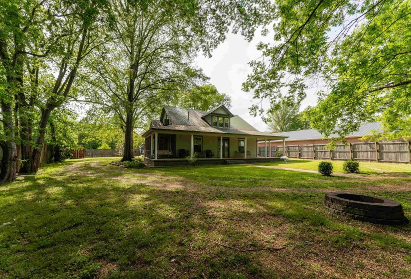 171 WHITE ST, Savannah, Tennessee 38372, 4 Bedrooms Bedrooms, 10 Rooms Rooms,3 BathroomsBathrooms,Residential,For Sale,WHITE,10195539