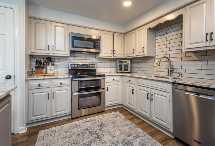 1637 SHADOW MOSS LN, Germantown, Tennessee 38138, 3 Bedrooms Bedrooms, 7 Rooms Rooms,3 BathroomsBathrooms,Residential,For Sale,SHADOW MOSS,10195674