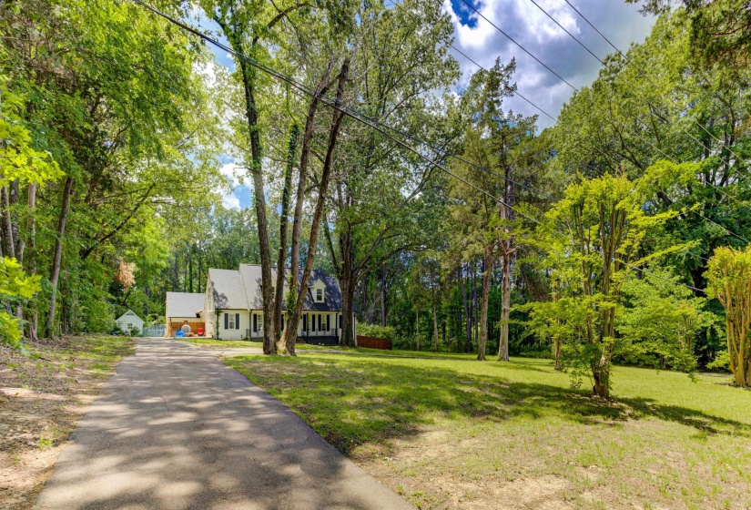View of front facade with a front lawn and driveway