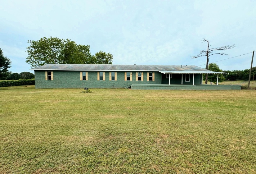 View of front facade with a front yard