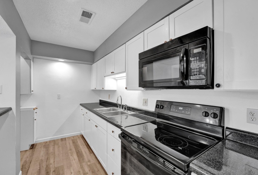 3957 GRAHAMDALE CIR, Memphis, Tennessee 38122, 2 Bedrooms Bedrooms, 5 Rooms Rooms,2 BathroomsBathrooms,Residential,For Sale,GRAHAMDALE,10196440