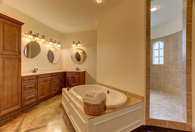 100 WHITEHALL CT, Unicorp/Eads, Tennessee 38028, 5 Bedrooms Bedrooms, 16 Rooms Rooms,4.1 BathroomsBathrooms,Residential,For Sale,WHITEHALL,10196786