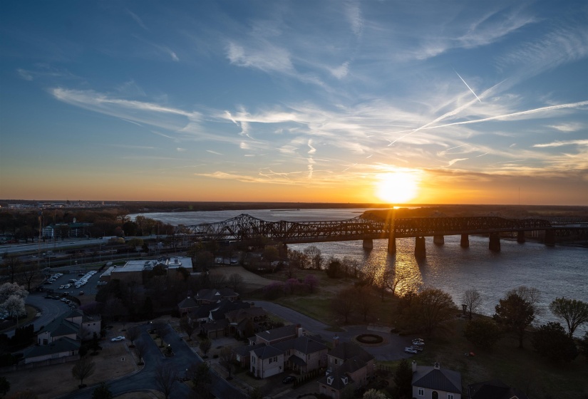 717 RIVERSIDE DR, Memphis, Tennessee 38103, 3 Bedrooms Bedrooms, 6 Rooms Rooms,3 BathroomsBathrooms,Residential,For Sale,RIVERSIDE,10197026