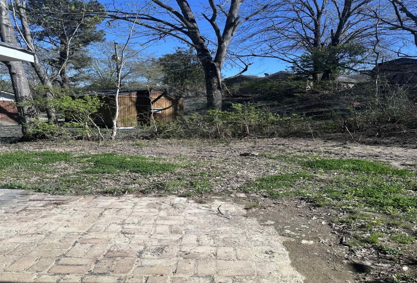 View of yard featuring an outbuilding