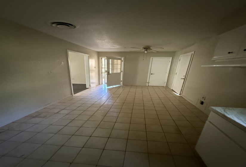 Unfurnished room featuring ceiling fan and light tile patterned floors