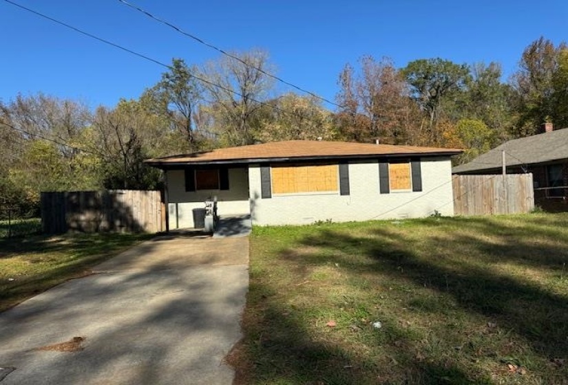 View of front facade featuring a front yard
