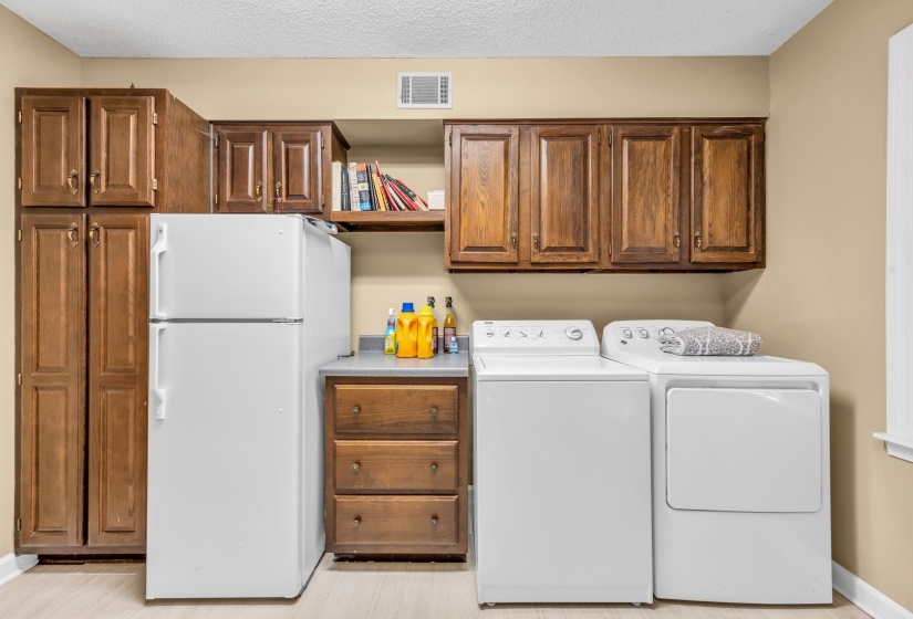 8422 POPLAR PIKE, Germantown, Tennessee 38138, 4 Bedrooms Bedrooms, 9 Rooms Rooms,3.1 BathroomsBathrooms,Residential,For Sale,POPLAR,10197894