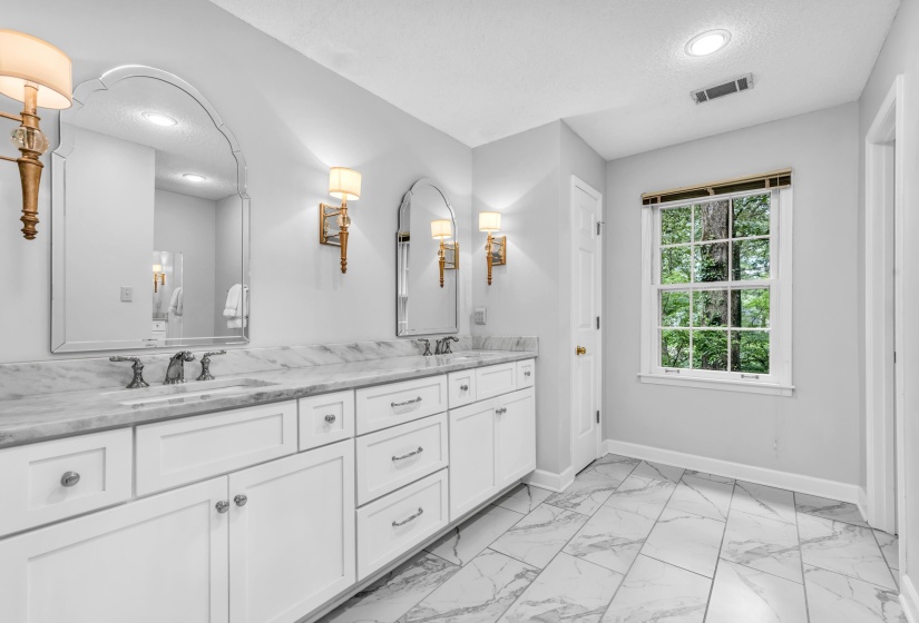 8422 POPLAR PIKE, Germantown, Tennessee 38138, 4 Bedrooms Bedrooms, 9 Rooms Rooms,3.1 BathroomsBathrooms,Residential,For Sale,POPLAR,10197894