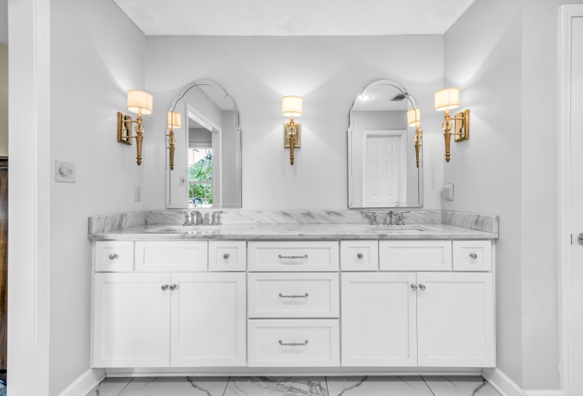 8422 POPLAR PIKE, Germantown, Tennessee 38138, 4 Bedrooms Bedrooms, 9 Rooms Rooms,3.1 BathroomsBathrooms,Residential,For Sale,POPLAR,10197894