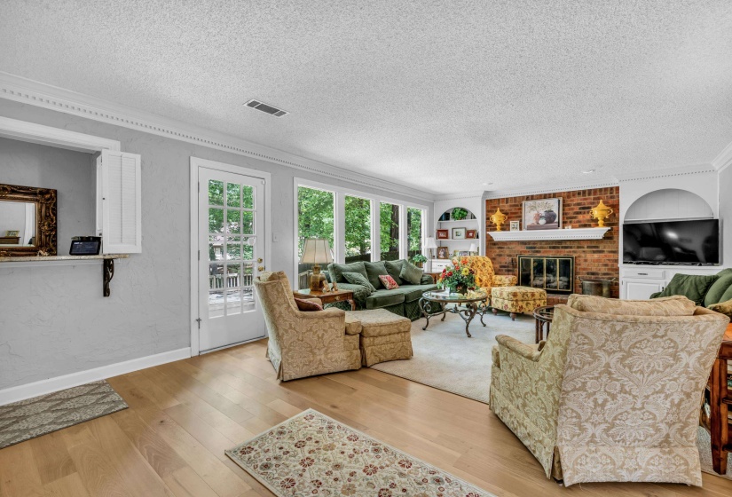 8422 POPLAR PIKE, Germantown, Tennessee 38138, 4 Bedrooms Bedrooms, 9 Rooms Rooms,3.1 BathroomsBathrooms,Residential,For Sale,POPLAR,10197894