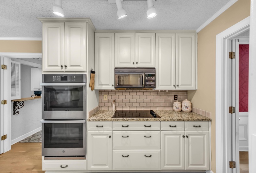 8422 POPLAR PIKE, Germantown, Tennessee 38138, 4 Bedrooms Bedrooms, 9 Rooms Rooms,3.1 BathroomsBathrooms,Residential,For Sale,POPLAR,10197894