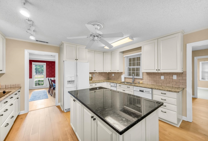 8422 POPLAR PIKE, Germantown, Tennessee 38138, 4 Bedrooms Bedrooms, 9 Rooms Rooms,3.1 BathroomsBathrooms,Residential,For Sale,POPLAR,10197894