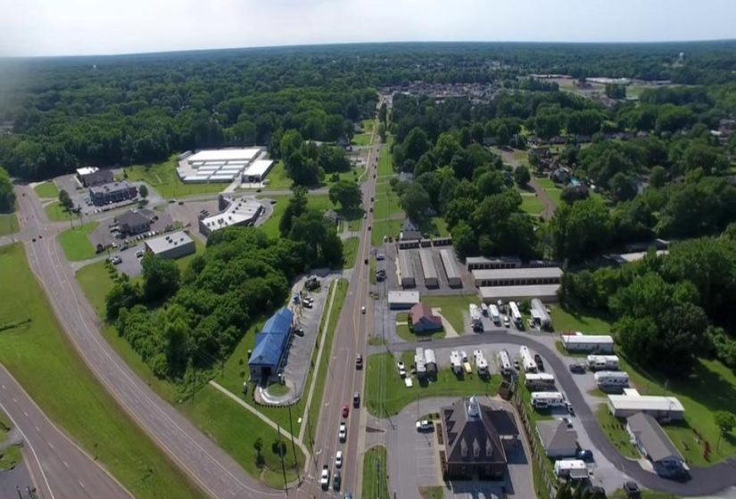 Aerial view of property's location featuring a forest