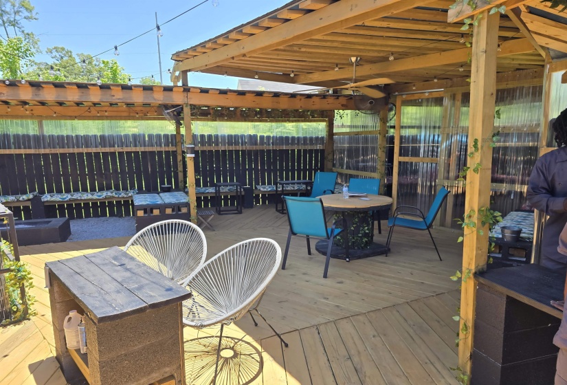 Deck with outdoor dining area