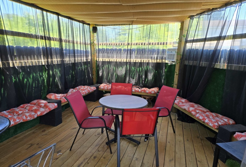 Sunroom / solarium with outdoor dining area