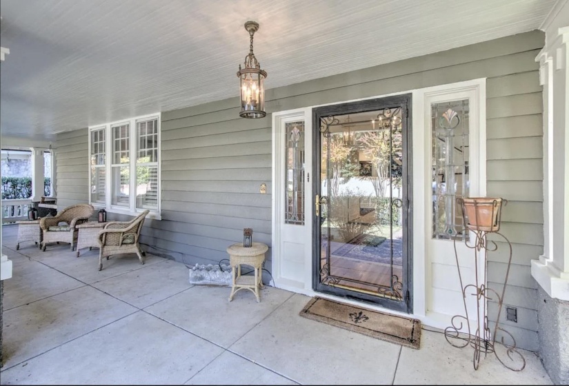 Doorway to property with a porch