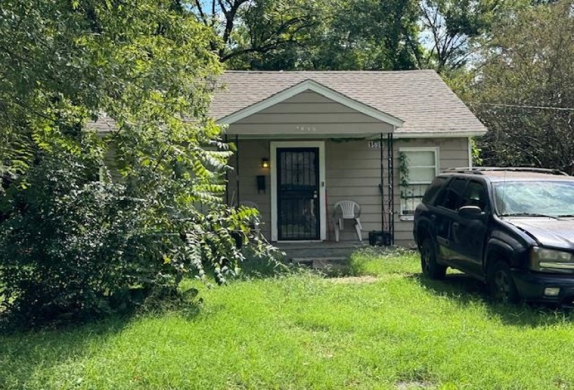 View of front facade featuring a front yard
