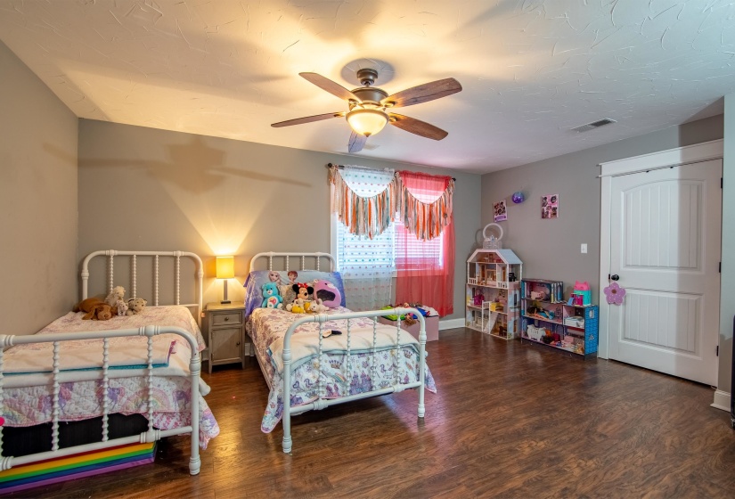 865 SYLVAN DR, Savannah, Tennessee 38372, 5 Bedrooms Bedrooms, 12 Rooms Rooms,2.1 BathroomsBathrooms,Residential,For Sale,SYLVAN,10188737