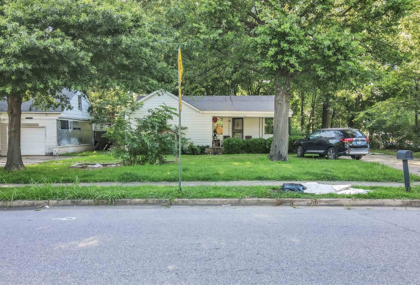 View of front facade with a front lawn