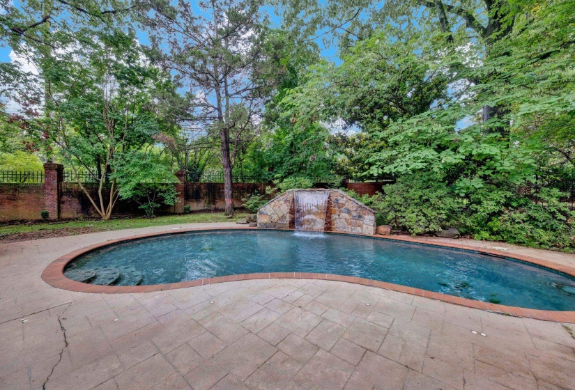 371 CHERRY CIR, Memphis, Tennessee 38117, 4 Bedroom Bedrooms, 11 Room Rooms,3.2 BathroomBathrooms,Residential,For Sale,CHERRY,0,10203134