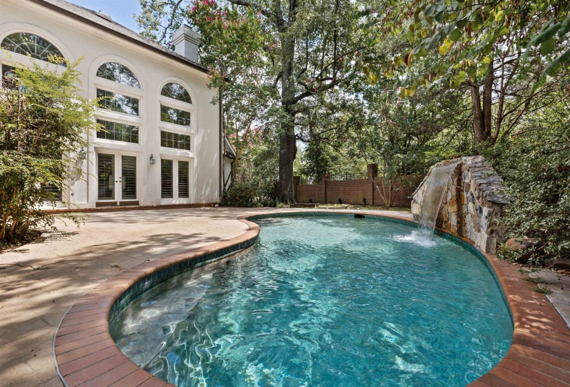 371 CHERRY CIR, Memphis, Tennessee 38117, 4 Bedroom Bedrooms, 11 Room Rooms,3.2 BathroomBathrooms,Residential,For Sale,CHERRY,0,10203134