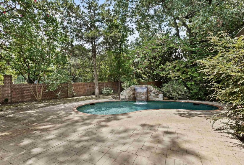 371 CHERRY CIR, Memphis, Tennessee 38117, 4 Bedroom Bedrooms, 11 Room Rooms,3.2 BathroomBathrooms,Residential,For Sale,CHERRY,0,10203134