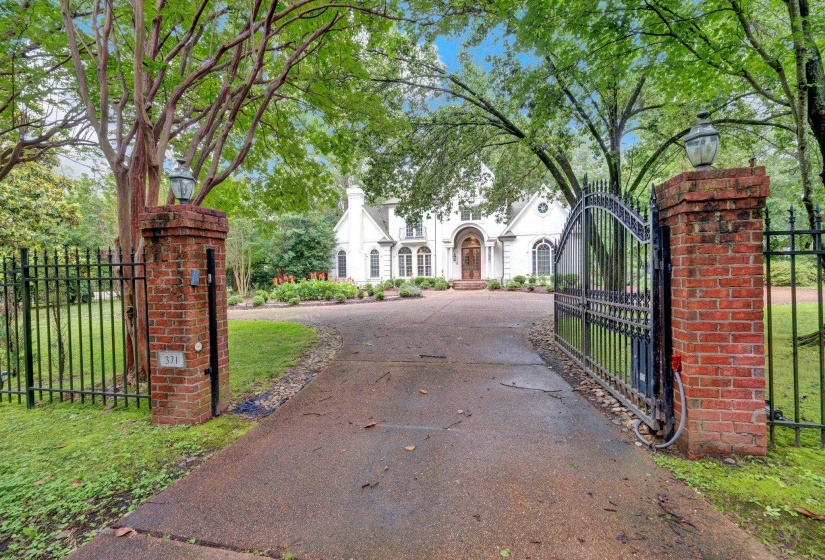 371 CHERRY CIR, Memphis, Tennessee 38117, 4 Bedroom Bedrooms, 11 Room Rooms,3.2 BathroomBathrooms,Residential,For Sale,CHERRY,0,10203134