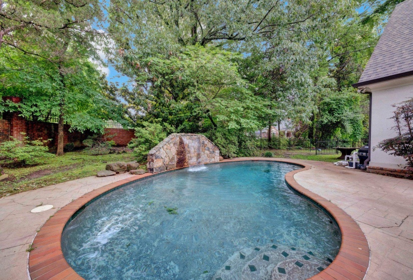 371 CHERRY CIR, Memphis, Tennessee 38117, 4 Bedroom Bedrooms, 11 Room Rooms,3.2 BathroomBathrooms,Residential,For Sale,CHERRY,0,10203134