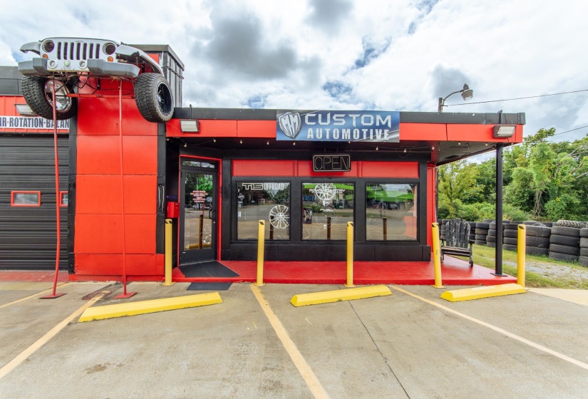 View of commercial location with uncovered parking