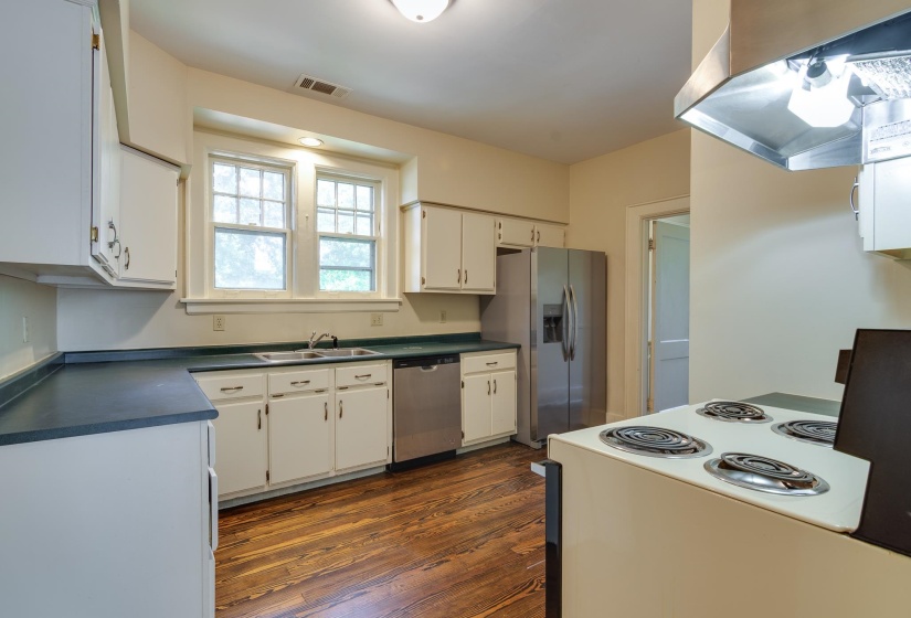 1464 PEABODY AVE, Memphis, Tennessee 38104, 3 Bedrooms Bedrooms, ,2 BathroomsBathrooms,Duplexes,For Sale,PEABODY,10203609