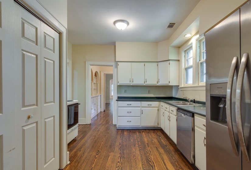 1464 PEABODY AVE, Memphis, Tennessee 38104, 3 Bedrooms Bedrooms, ,2 BathroomsBathrooms,Duplexes,For Sale,PEABODY,10203609