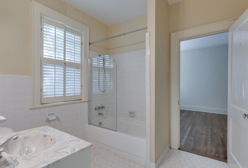 1464 PEABODY AVE, Memphis, Tennessee 38104, 3 Bedrooms Bedrooms, ,2 BathroomsBathrooms,Duplexes,For Sale,PEABODY,10203609