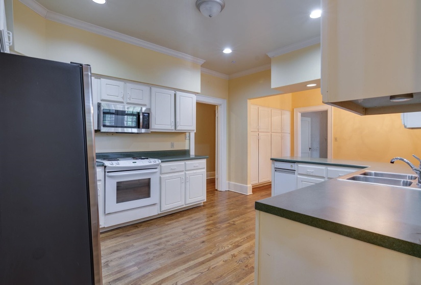 1464 PEABODY AVE, Memphis, Tennessee 38104, 3 Bedrooms Bedrooms, ,2 BathroomsBathrooms,Duplexes,For Sale,PEABODY,10203609