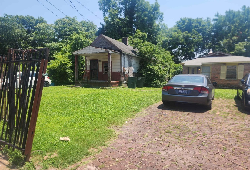 View of front facade with a front yard