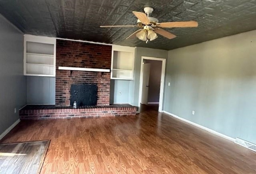 70 RIVERSIDE DR, Savannah, Tennessee 38372, 2 Bedroom Bedrooms, 10 Room Rooms,2 BathroomBathrooms,Residential,For Sale,RIVERSIDE,0,10203894